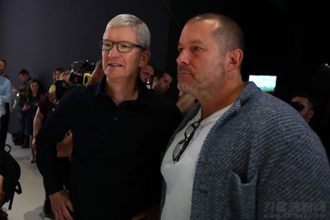 9 月 28 日信息，前iPhone室内设计师乔纳森・艾维 (Jony Ive) 所带领的设计公司 LoveFrom 和法拉利创建了艺术创意合作关系，如今还为法拉利设计方案奢侈品牌。鱼见海科技-小程序源码-网站源码-免费源码鱼见海资源网-免费PHP网站源码模板,插件软件资源分享平台！