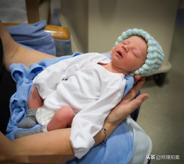列位欢迎来到照理拍案。今天我们来聊一聊日本的人口，长期以来我们知道，日本人口是饱受老龄化和少子化的困扰，以至于日本人口都在萎缩，萎缩到什么状态了呢？今天我们用数字来说话，日本的相关部门刚刚给出了2018的最新数字，鱼见海科技-小程序源码-网站源码-免费源码鱼见海资源网-免费PHP网站源码模板,插件软件资源分享平台！
