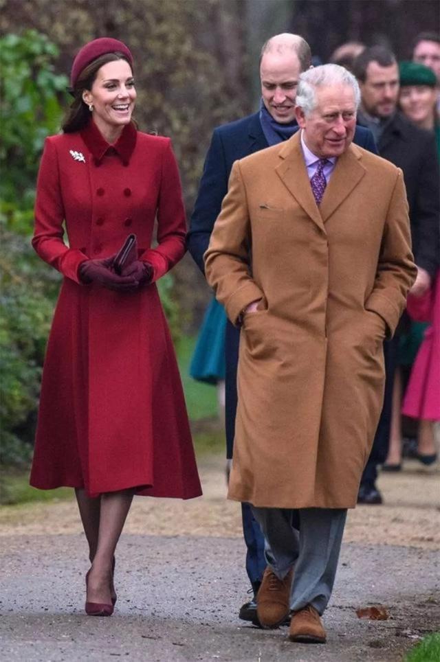 英国威尔士亲王查尔斯王子是伊丽莎白女王和菲利普亲王的长子，他出生于1948年，今年10月刚过完70岁生日。查尔斯王子最出名的莫过于他与戴安娜王妃那段备受争议的婚姻，他曾经还代表英国政府出席了1997年香港回归中国的仪式。作为英国王位的第一顺位继承人，未来他将是英国国王。当地时间12月25日，查尔斯王子出席了英国皇家圣诞活动，他穿着驼色长大衣，头发稀疏花白，俨然已是一位老人。鱼见海科技-小程序源码-网站源码-免费源码鱼见海资源网-免费PHP网站源码模板,插件软件资源分享平台！