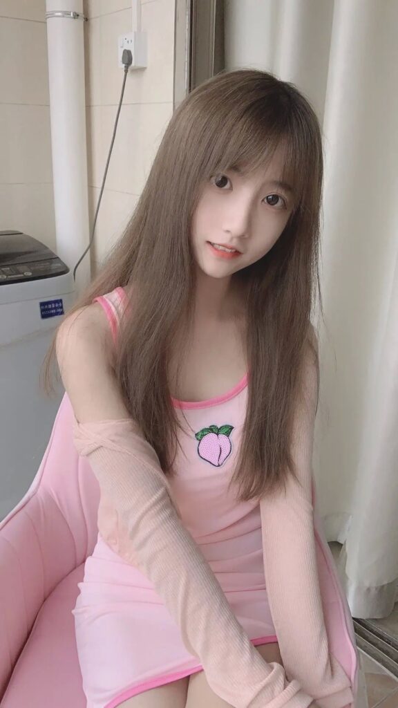 清纯美女 粉色上衣 连衣裙 吊带 写真套图鱼见海科技-小程序源码-网站源码-免费源码鱼见海资源网-免费PHP网站源码模板,插件软件资源分享平台！