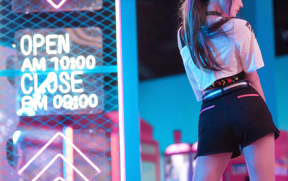科幻少女 背影 白色衬衫 黑色短裤 美腿4k壁纸鱼见海科技-小程序源码-网站源码-免费源码鱼见海资源网-免费PHP网站源码模板,插件软件资源分享平台！